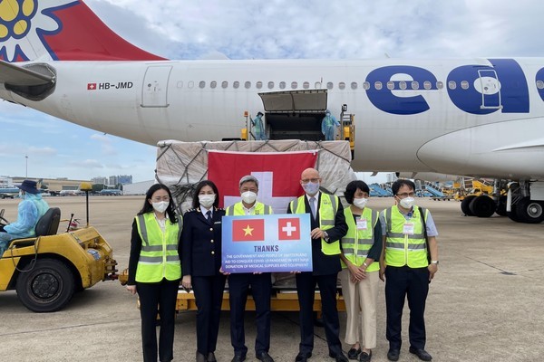 Việt Nam tiếp nhận 13 tấn thiết bị y tế do Thụy Sĩ tặng