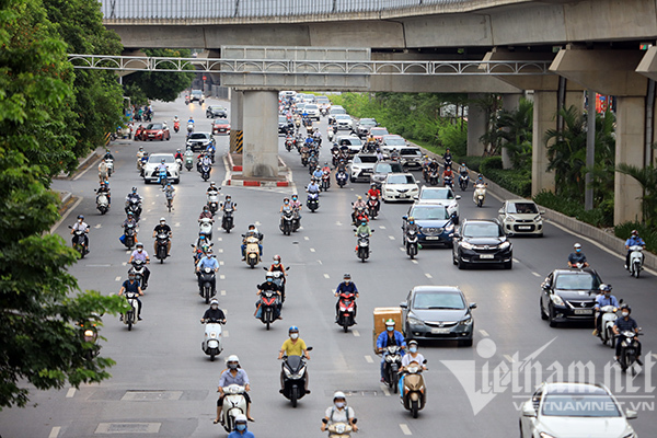 Phố phường Hà Nội lại đông trong ngày giãn cách