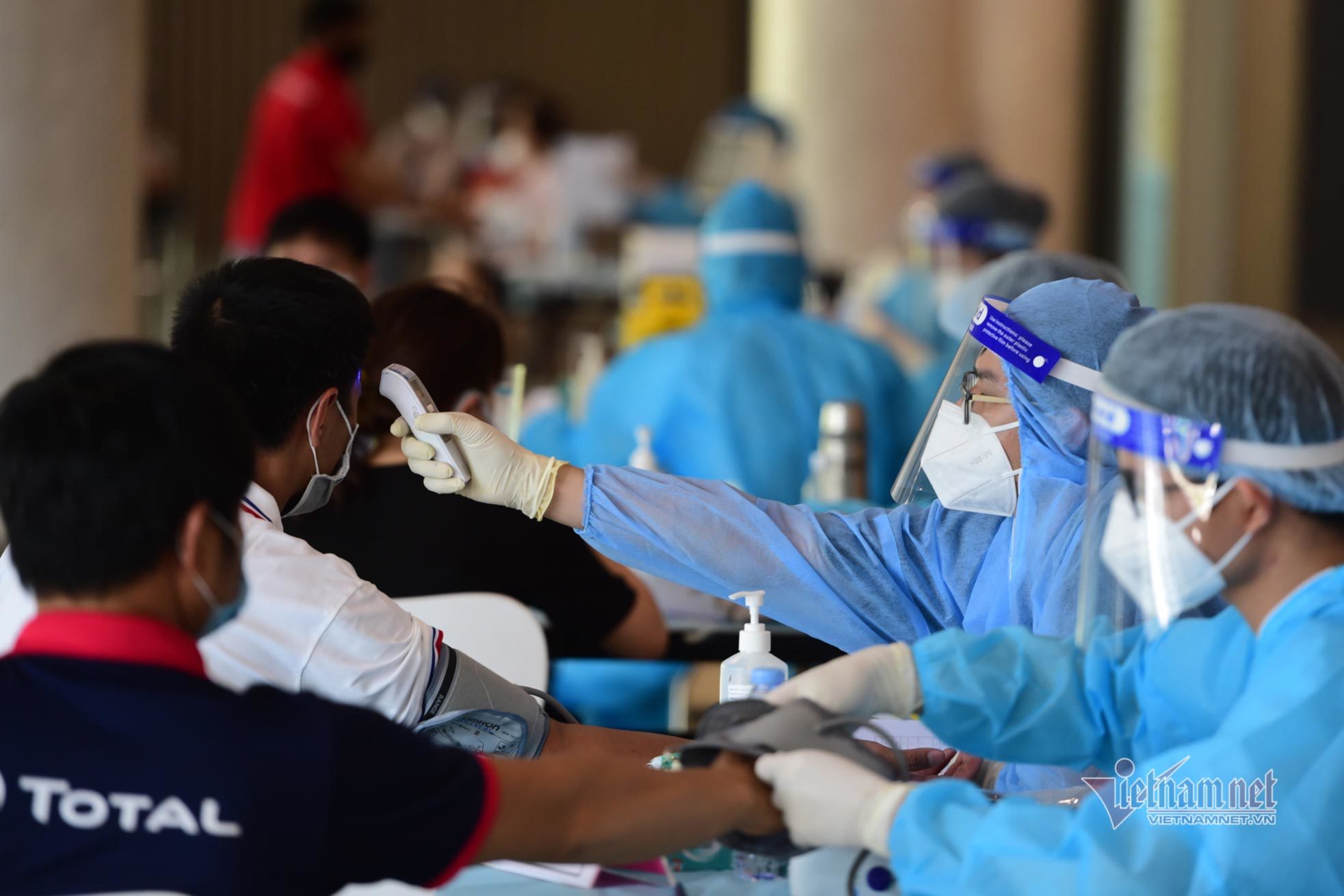 10.000 cán bộ, nhân viên y tế vào Nam chống dịch được hỗ trợ 2 triệu/người