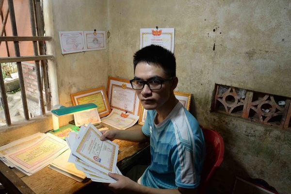 Nam sinh 10 năm chăm mẹ liệt giường đạt gần 28 điểm khối A