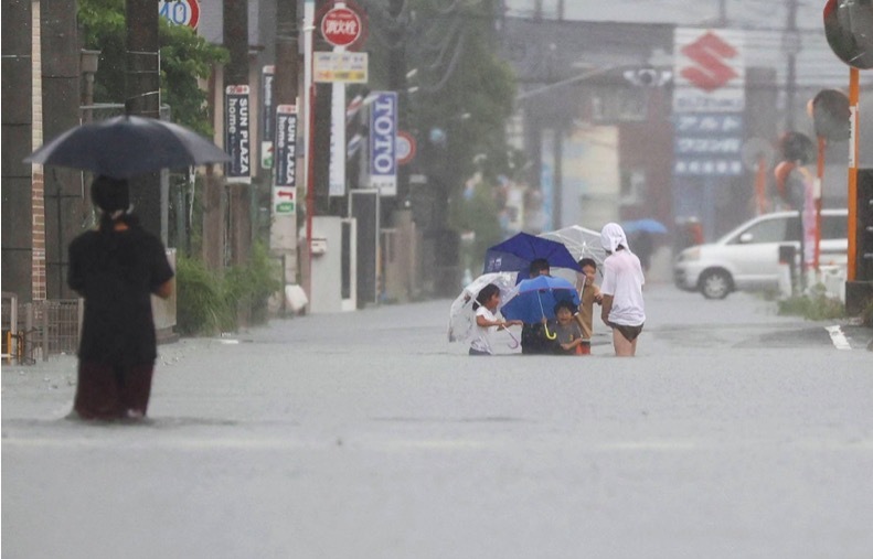 Nhật cảnh báo cao nhất vì mưa lớn chưa từng có, nước cuốn trôi xe tải
