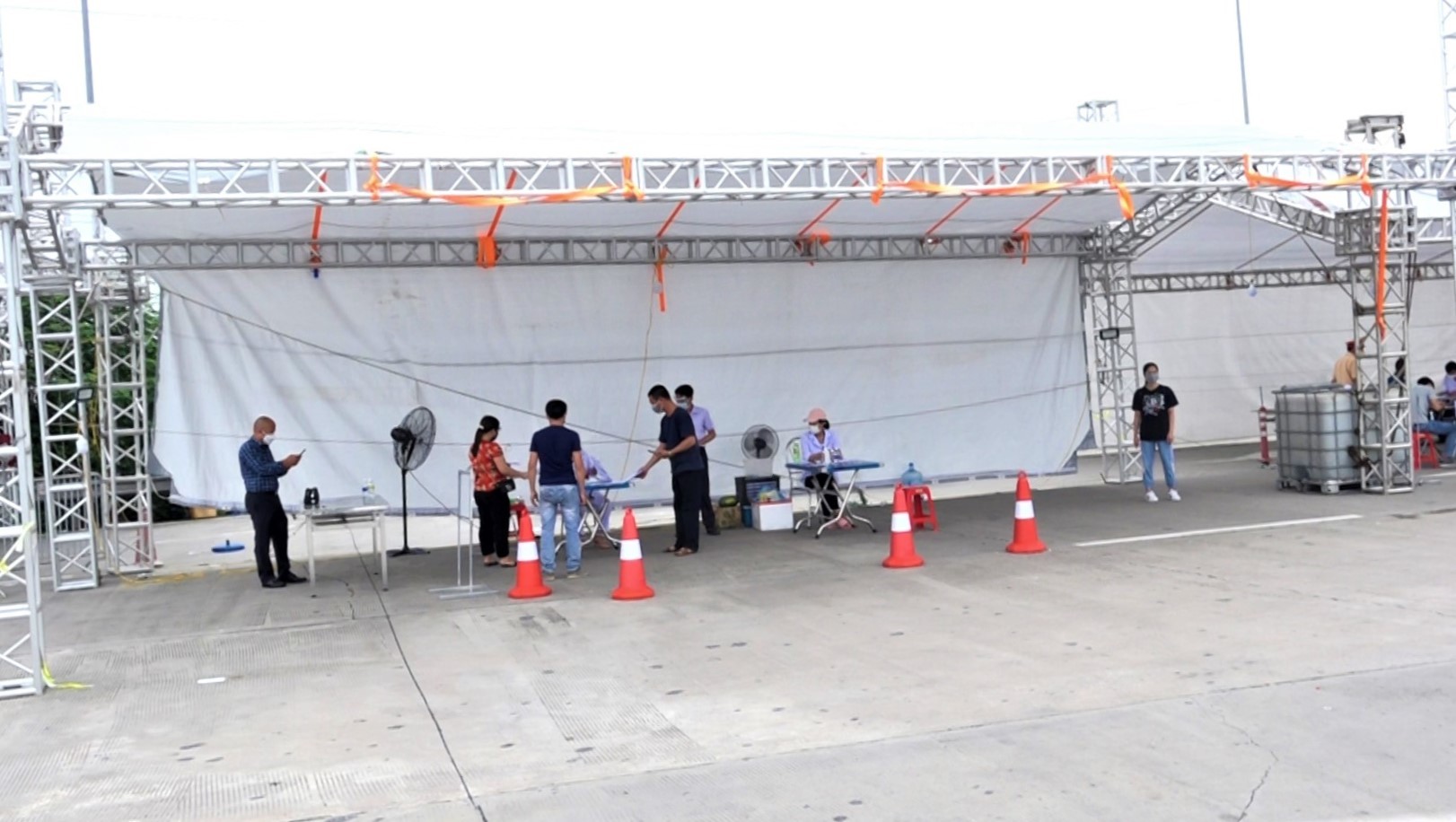 Tài xế khai báo y tế điện tử, quét QR code ở 23 chốt để vào Hà Nội