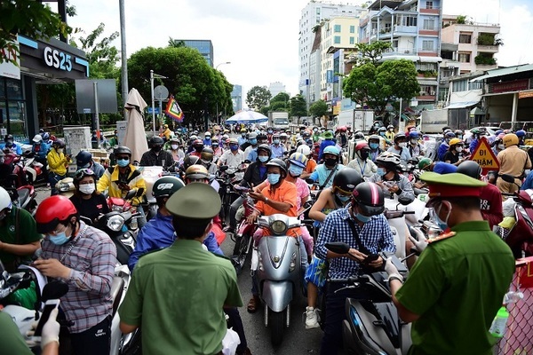 Nhiều chốt ùn ứ ngày đầu TP.HCM triển khai 'di biến động dân cư'