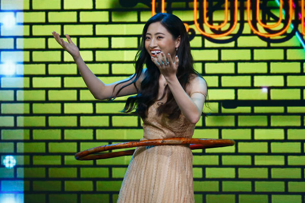 Lương Thuỳ Linh, MC Mù Tạt cùng lắc vòng làm Toán trên sóng VTV