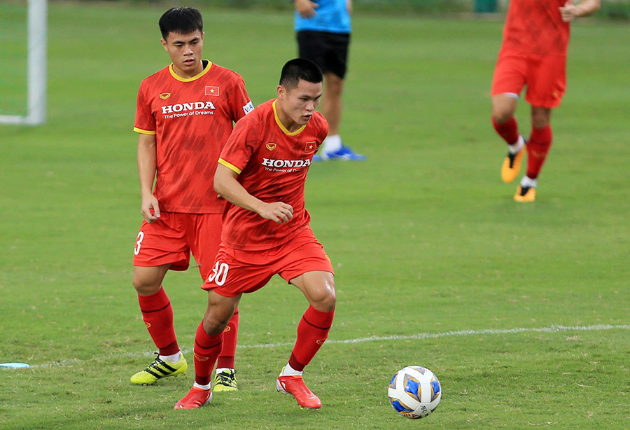 Tân binh lập công, tuyển Việt Nam thắng dễ U22 Việt Nam