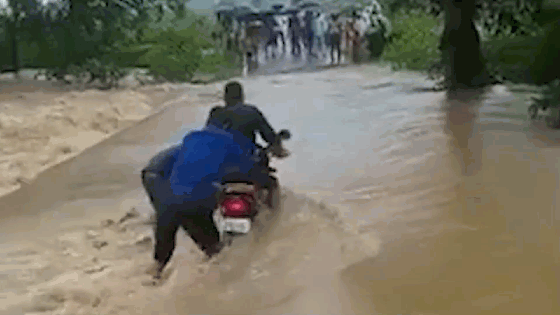 Cá cược lái xe vượt lũ, 3 thanh niên nhận cái kết đắng