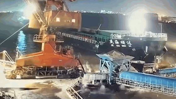 Cảnh tượng hãi hùng khi tàu 'khổng lồ' đâm vào cảng
