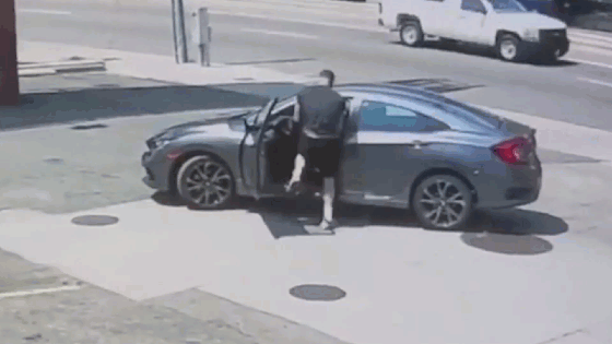 Kẻ cướp ô tô choáng váng vì chủ xe là một võ sĩ