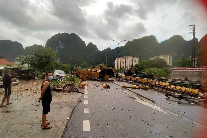 Ba ô tô đâm nhau liên hoàn trong đêm, 2 người thương nặng