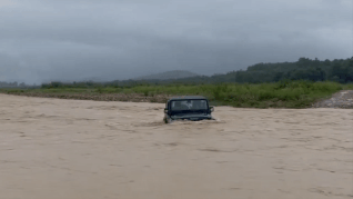 Xe SUV nội địa Ấn Độ vượt dòng nước lũ phăm phăm không cần độ chế