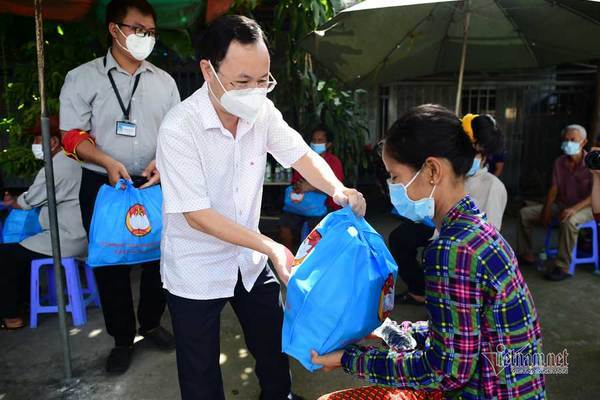 Hỗ trợ lương thực, tiền mặt cho người gặp khó khăn ở TP.HCM