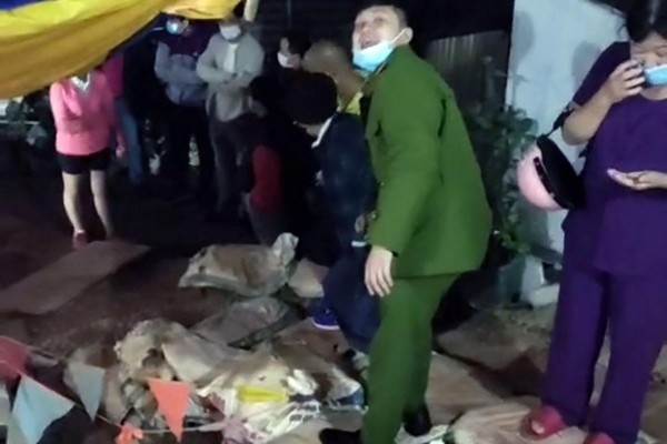 Di dời khẩn cấp 4 hộ dân ở trung tâm TP Đà Lạt vì sụt lún đất