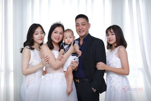 Ông Tấn 'Hương vị tình thân': Hạnh phúc bên vợ đẹp kém 7 tuổi và 3 con