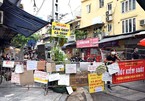 Treo biển bán hàng kín chốt kiểm soát ở 'chợ nhà giàu' Hà Nội