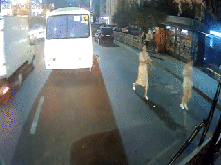 Khoảnh khắc kinh hoàng một chiếc xe buýt bỗng dưng phát nổ