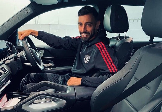 Bruno Fernandes cầm lái chiếc Mercedes GLE chở quả bóng đặc biệt về nhà