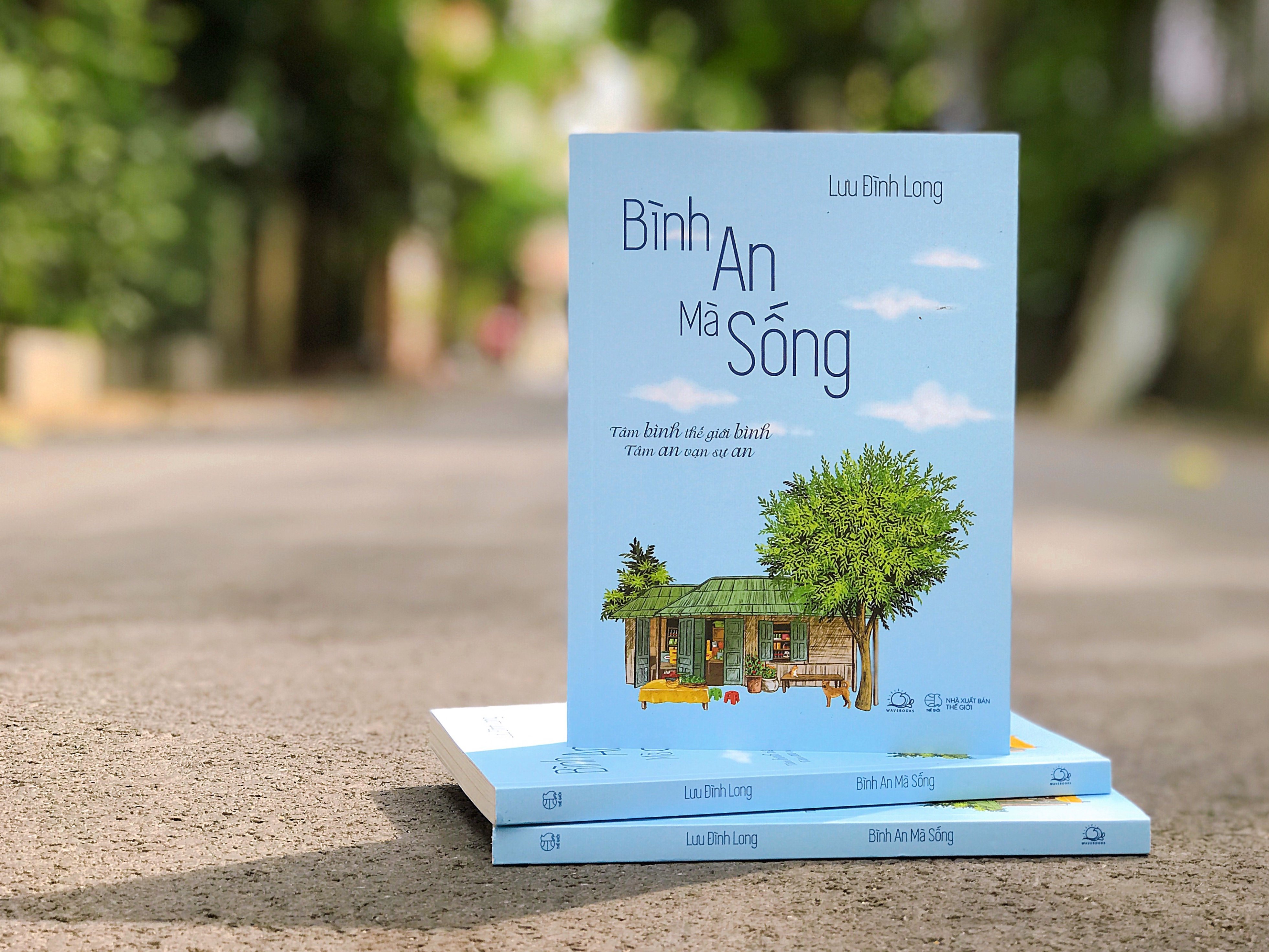 'Bình an mà sống' của Lưu Đình Long: Ngòi bút uyển chuyển chở năng lượng tích cực