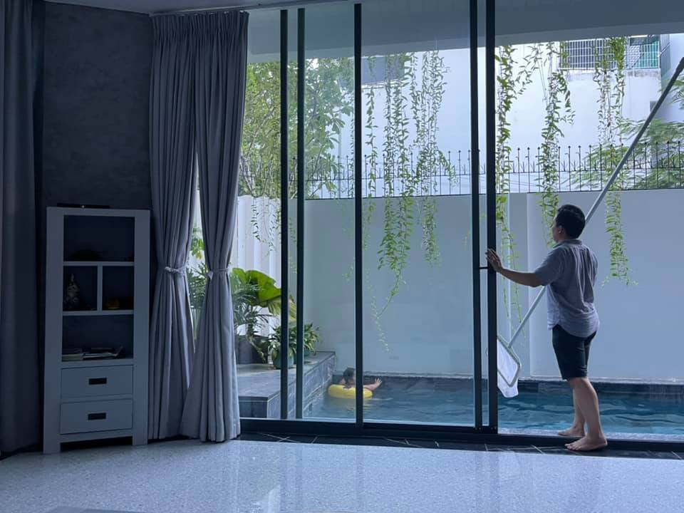 Cặp vợ chồng mang cả ‘thế giới nghỉ dưỡng’ vào ngôi nhà tổng diện tích 600m2