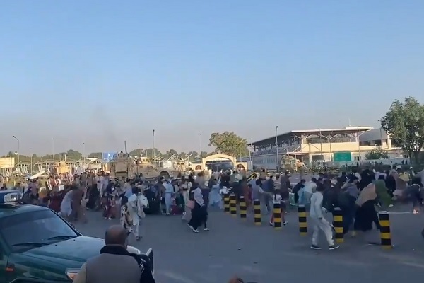 Cảnh hỗn loạn và nổ súng ở sân bay Kabul