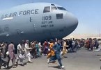 Người dân Afghanistan đu bám máy bay Mỹ cất cánh rời Kabul