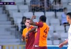 Cầu thủ Galatasaray ăn thẻ đỏ vì đấm đồng đội túi bụi