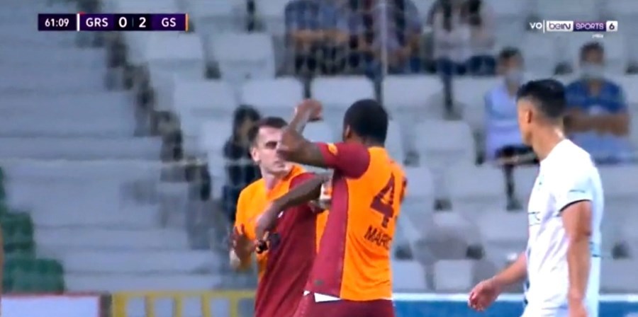 Cầu thủ Galatasaray ăn thẻ đỏ vì đấm đồng đội túi bụi