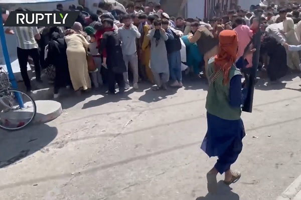 Nghìn người dồn về sân bay Kabul, Taliban nổ súng bắn chỉ thiên