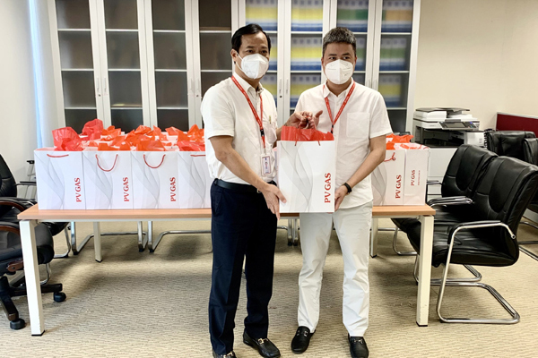 PV GAS tặng quà hỗ trợ cán bộ hưu trí phòng chống dịch