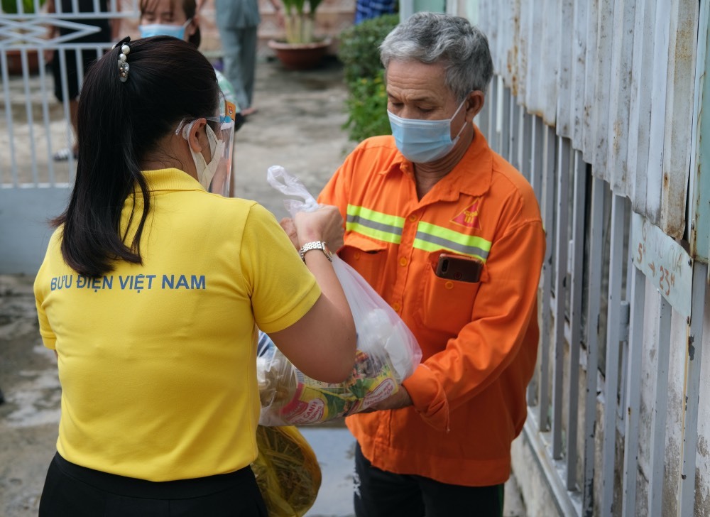 Người dân TP.HCM bắt đầu nhận quà từ chương trình 'Tấm lòng mùa dịch, san sẻ yêu thương'