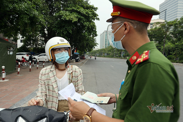 Từ quê về Hà Nội đăng ký nhập học đại học, cần giấy tờ gì để qua chốt?