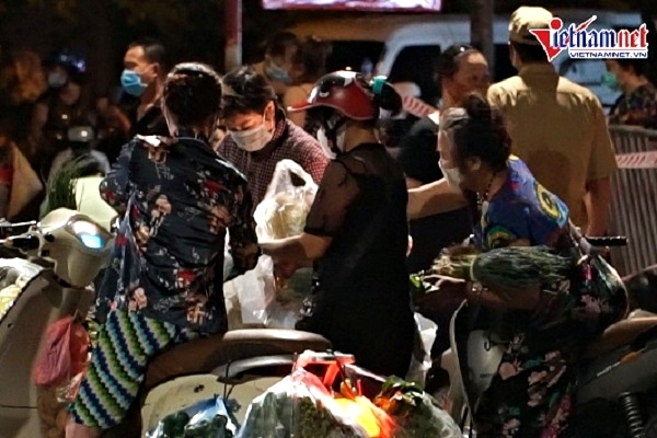 Người Hà Nội 'tránh chốt' kiểm dịch, đi chợ mua bán từ lúc 0h