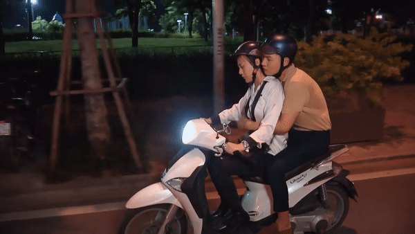 Ôm chặt người yêu trên xe máy có lẽ là một trong những hành động được yêu thích nhất của những cặp đôi trẻ. Điều này chứng tỏ rằng tình yêu của họ rất mãnh liệt và sâu sắc. Hãy xem hình ảnh để cảm nhận sự ôn nhu, yêu thương của tình yêu.
