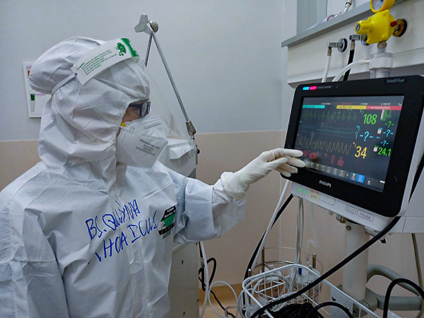 Bệnh viện tuyến cuối điều trị Covid-19: Bác sĩ bật khóc khi mẹ là bệnh nhân