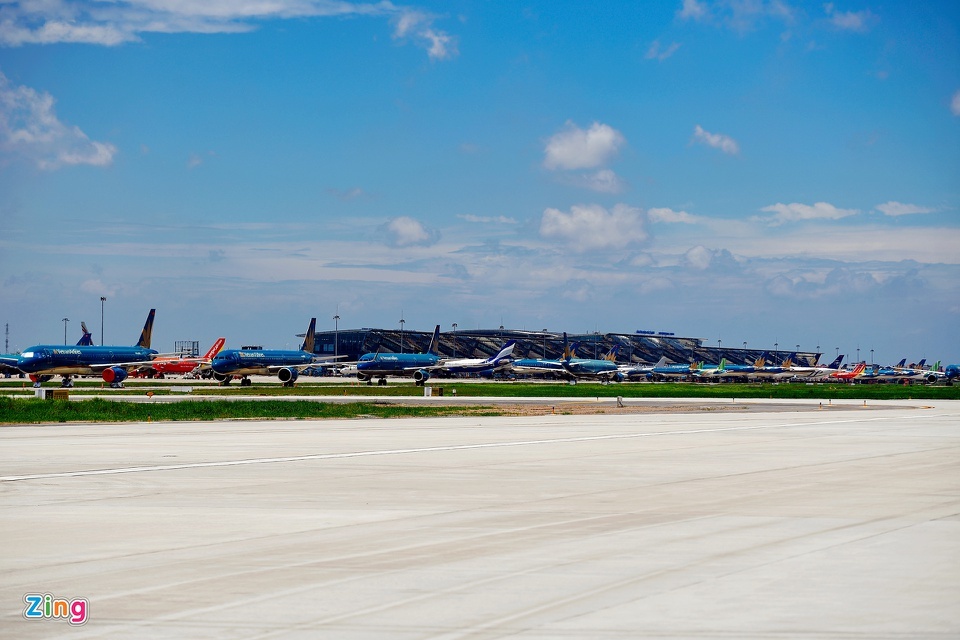 Gần trăm máy bay dầm mưa, dãi nắng ở Nội Bài