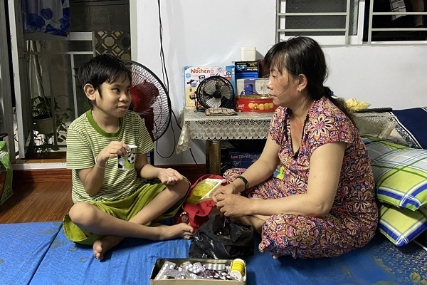 Sài Gòn mùa dịch: Cha thất nghiệp, con khóc nghẹn vì không có tiền chạy thận