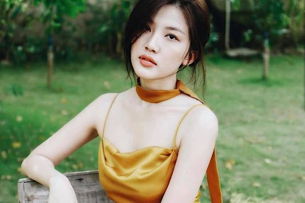 Lương Thanh '11 tháng 5 ngày' gợi cảm khác xa trên phim