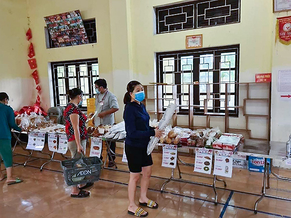 Chưa từng thấy ở Hà Nội, họp chợ bán rau trong nhà văn hoá
