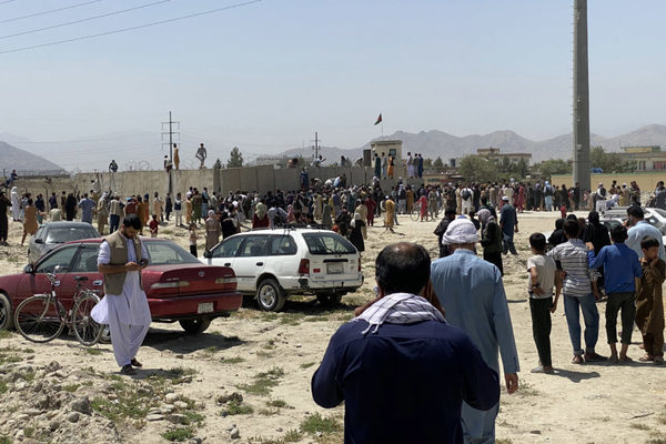 Taliban hứa hẹn và yêu cầu người dân rời khỏi sân bay Kabul