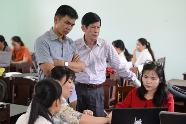 Giáo viên vùng cao thức đêm hỗ trợ đồng nghiệp áp dụng phương pháp giảng dạy mới