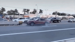 Dân chơi Mỹ drift lỗi Ford Mustang, đâm vào xe khác rồi bỏ chạy