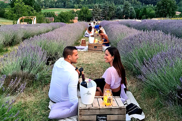 Đến Italy, ăn tối lãng mạn giữa ngút ngàn oải hương