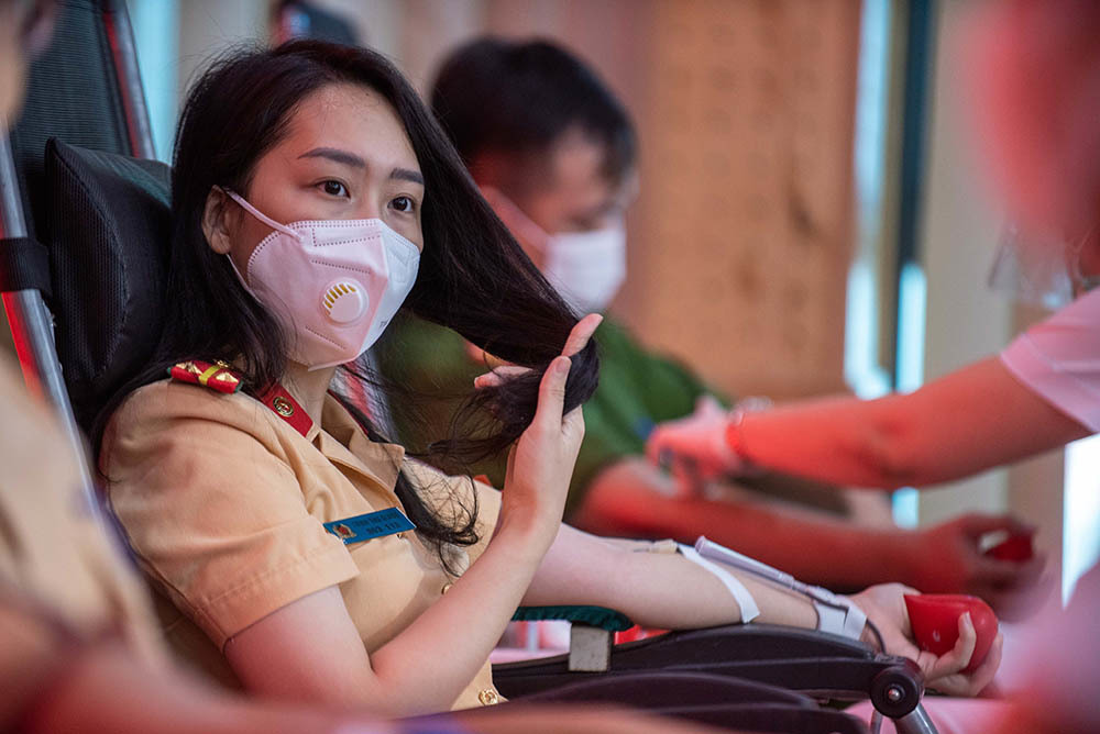 Công an Hà Nội hiến máu nhân đạo, tặng gạo cho người dân khó khăn
