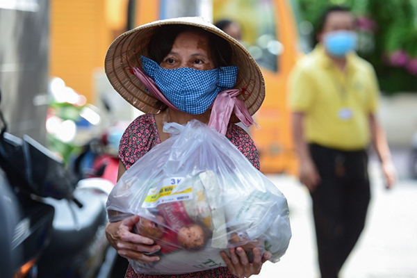 Ấm lòng những phần quà của ngành thông tin truyền thông đến với người nghèo TP.HCM