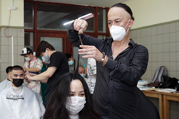 Free haircuts provided to 500 Hanoi doctors