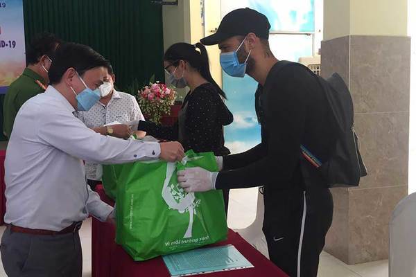 TP Thủ Đức trao quà, tiền mặt hỗ trợ người nước ngoài ảnh hưởng dịch Covid-19
