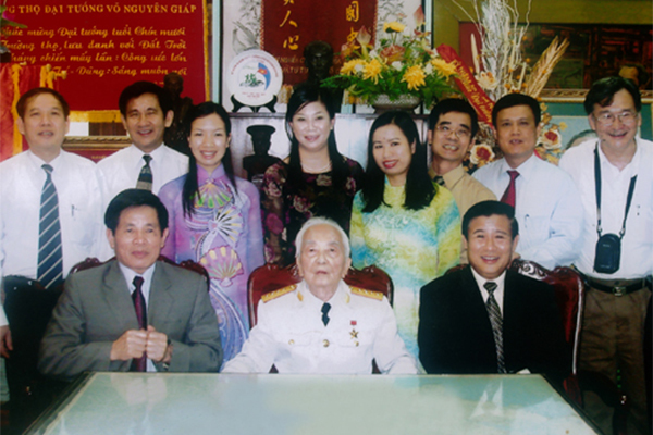 Vị Bộ trưởng đặt những viên gạch đầu tiên cho nền hành chính vì dân