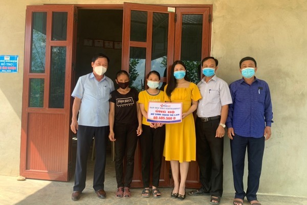 Nữ sinh nghèo đạt hơn 29 điểm được hỗ trợ 300 triệu đồng