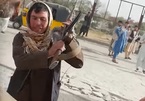 Video Taliban giơ báng súng dọa đánh phóng viên Mỹ