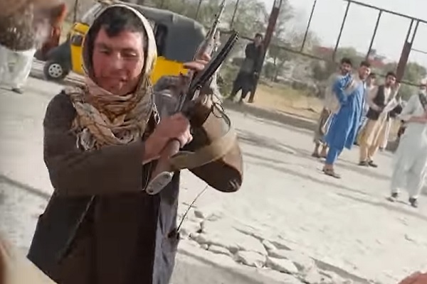 Video Taliban giơ báng súng dọa đánh phóng viên Mỹ