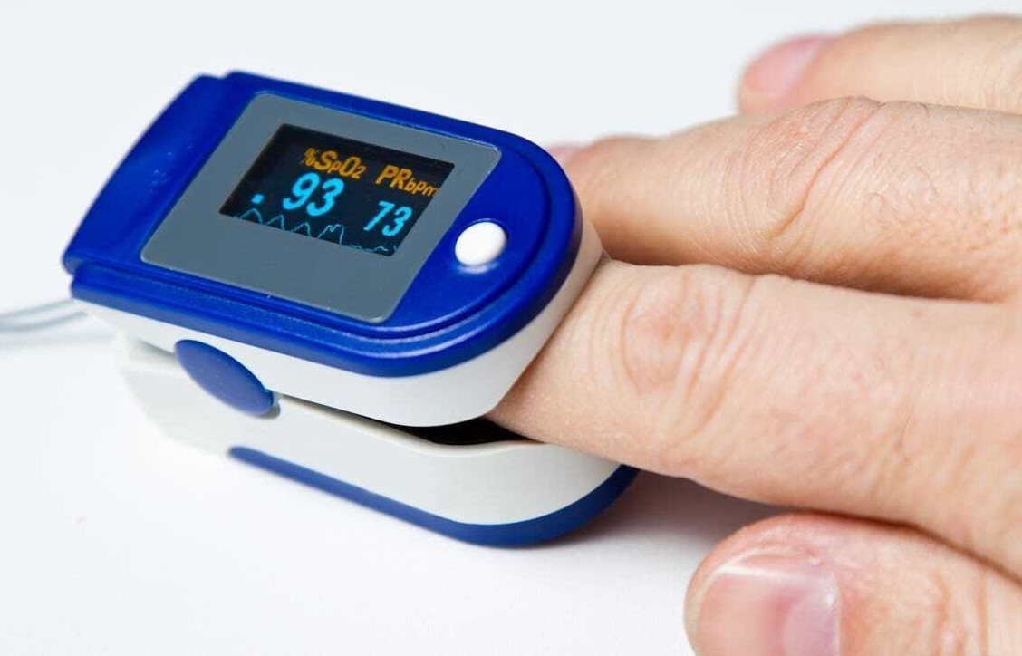 Người sơn móng tay có đo được SpO2?